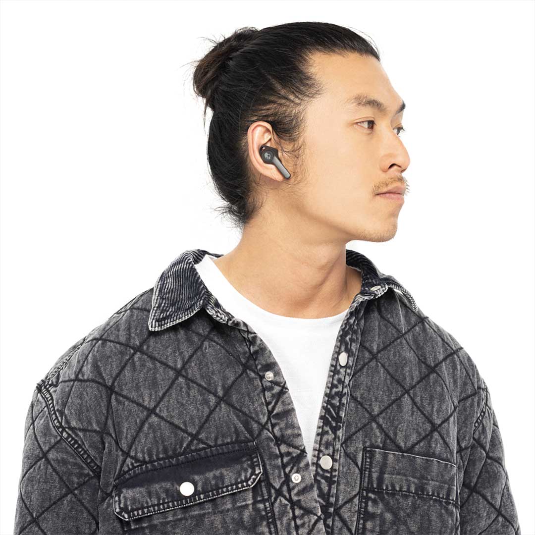 Man wearing Nottage SkullCandy Indy EVO True Wireless Earbuds - S2IVW