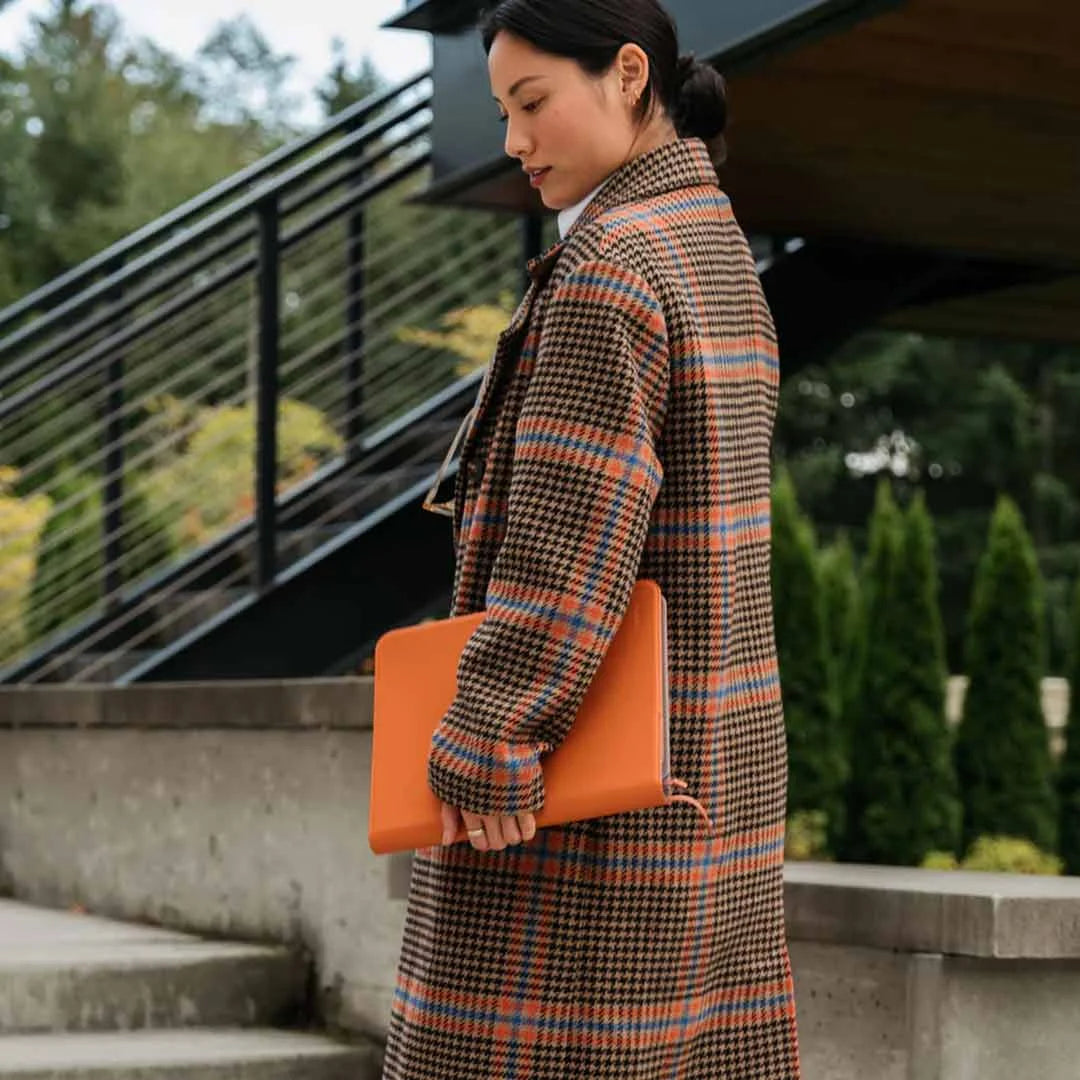 Woman holding Compendium A5 Active in Terracota