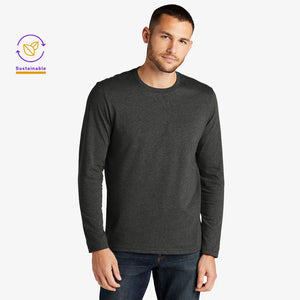 Man wearing District Men&