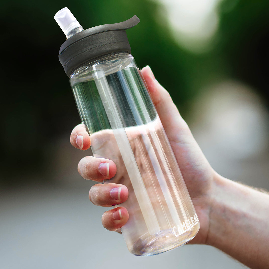 Man holding CamelBak Eddy+ 750ml Bottle - 118577