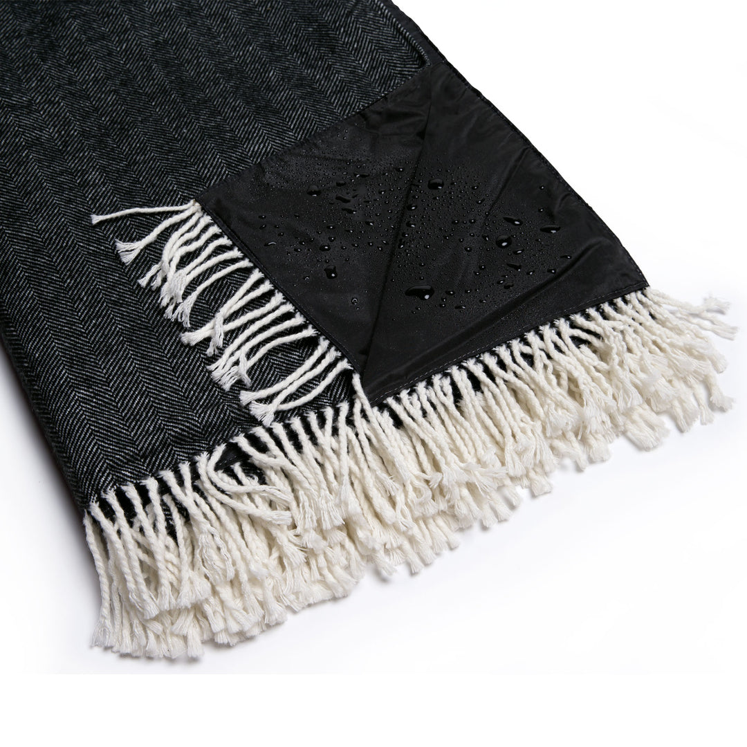 Gear for Life Ombrello Picnic Blanket Waterproof Detail  - POOPB